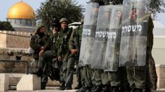 قوات الاحتلال تقمع مواطنين حاولوا دخول القدس