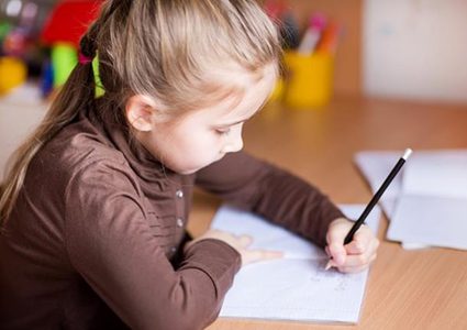 ما هي المزايا التي يحظى بها الطفل الأعسر؟