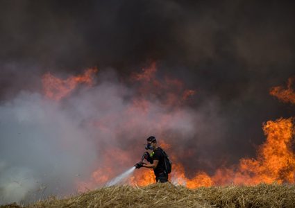 الإحتلال يستعين بطائرات هليوكبتر وفرق الاطفاء للسيطرة على النيران المشتعلة في المستوطنات