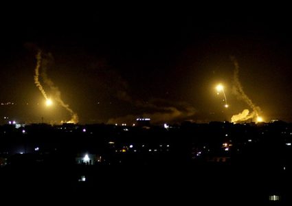 طيران الاحتلال يغير على عدة مواقع للمقاومة في قطاع غزة