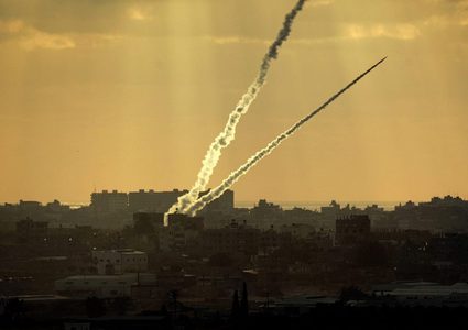 الإحتلال يزعم أن القبة الحديدية اعترضت صاروخًا أطلق من غزة وآخرى سقطت بمناطق مفتوحة