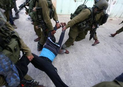 قوات الاحتلال تعتدي بالضرب على أسرى أثناء اعتقالهم