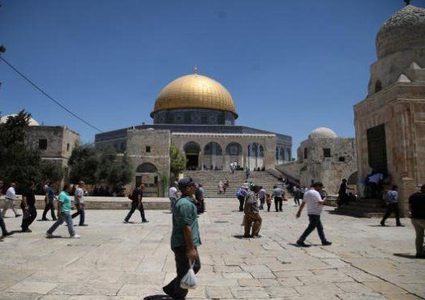 50 مستوطناً يقتحمون الأقصى بحماية مشددة