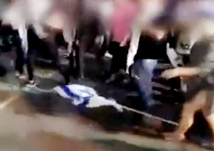 فيديو_ متظاهرون يدوسون علم اسرائيل في حيفا