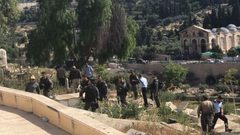 الاحتلال يستأنف العمل لفصل جزء من مقبرة باب الرحمة