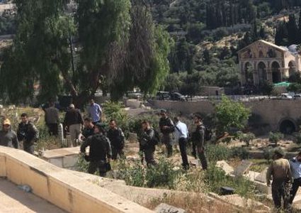 الاحتلال يستأنف العمل لفصل جزء من مقبرة باب الرحمة