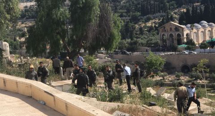 الاحتلال يستأنف العمل لفصل جزء من مقبرة باب الرحمة