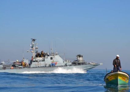 زوارق الاحتلال تستهدف مراكب الصيادين في بحر غزة