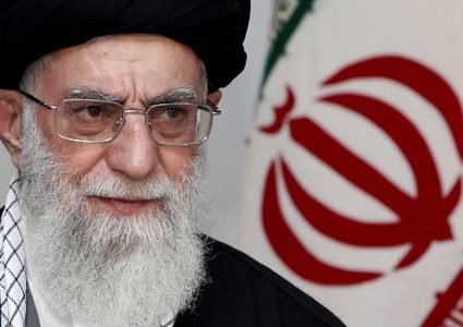 خامنئي: سنردّ على كل صاروخ من العدو بعشرة صواريخ