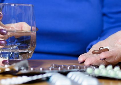 6 أطعمة ومشروبات لا يجب تناولها مع أدوية شائعة!