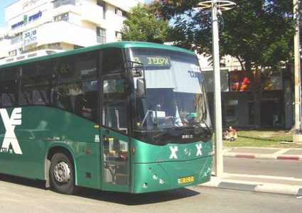 مستوطن يهاجم سائق حافلة فلسطيني في صفد ويهدده بالذبح