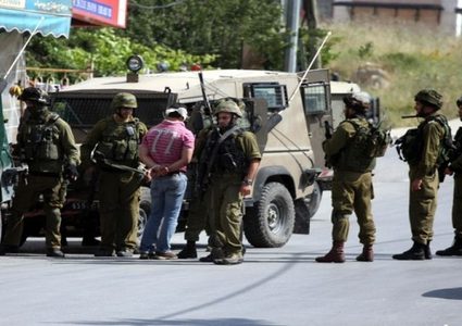 الاحتلال يعتقل طفلا ووالده بالخليل