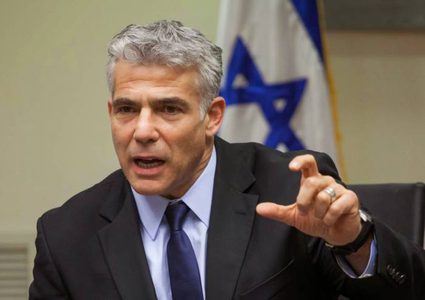 لبيد يدعو للتعامل بصرامة مع الطائرات الورقية