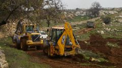 مستوطنون يجرفون أراضي زراعية جنوب نابلس