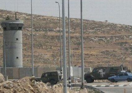 الاحتلال يعتقل شابين ويحتجز آخرين في معسكر سالم