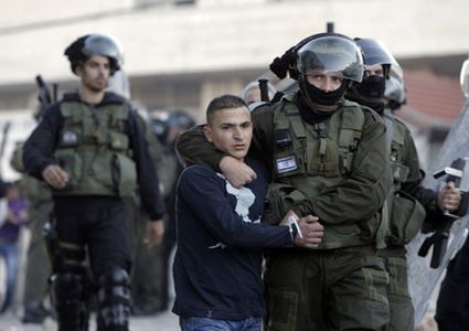 الاحتلال يمدد اعتقال 4 من المصلين ويفرج عن آخر بكفالة مالية