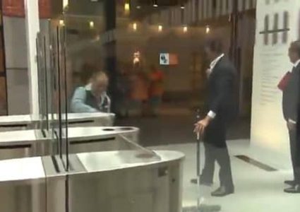 رئيس الوزراء الهولندي ينظف القهوة التي سكبها ..وعمال النظافة يصفقون له!