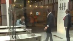 رئيس الوزراء الهولندي ينظف القهوة التي سكبها ..وعمال النظافة يصفقون له!