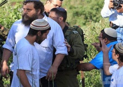 مستوطنون يعتدون على المواطنين بمدينة الخليل