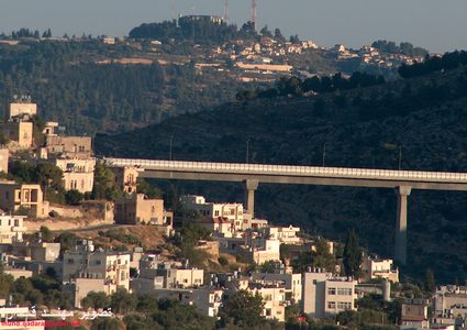 بلدية بيت جالا ترد على احتجاج عائلات ضد "مكرهة صحية"