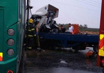 10 إصابات خطيرة بحادث بين شاحنة وحافلة قرب البحر الميت