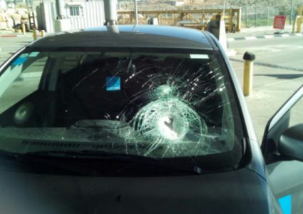 الاحتلال يزعم تضرر مركبات للمستوطنين جراء رشقها بالحجارة في القدس