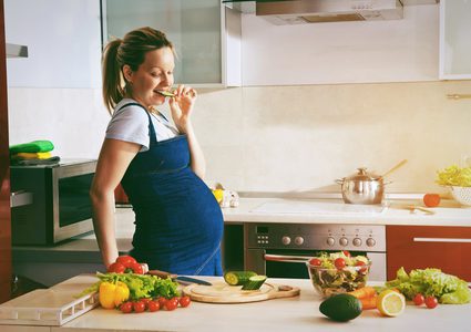 تناول "طعام شخصين" أثناء الحمل يضر بصحة الأمهات وأطفالهن