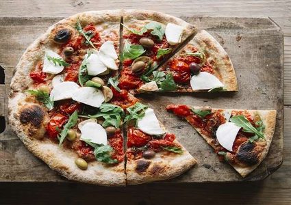 بيتزا تمنع السرطان و"تطيل الحياة"!