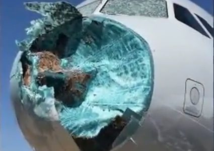 إعصار يحطم مقدمة طائرة أثناء التحليق!