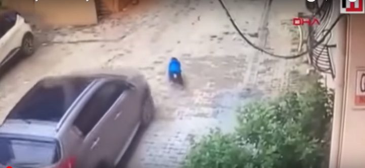 أم تدهس طفلها وينجُ بأعجوبة