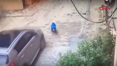 أم تدهس طفلها وينجُ بأعجوبة