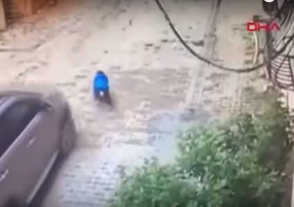 أم تدهس طفلها وينجُ بأعجوبة