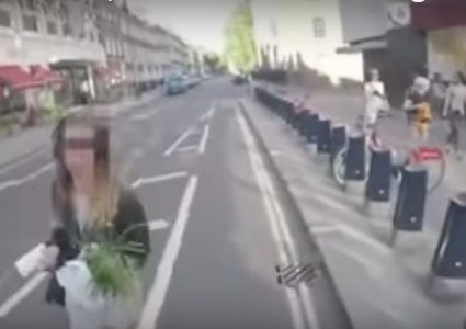 دراج "ينتقم" من المشاة في لندن  (فيديو)