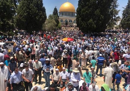 في جمعة رمضان الاخيرة..عشرات الالاف يصلون للأقصى