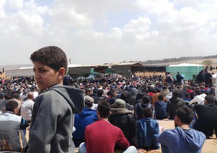 المئات يؤدون صلاة الجمعة في مخيمات "العودة" شرقي غزة