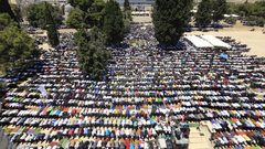 300 ألف مصل يؤدون صلاة "الجمعة الرابعة" في رحاب المسجد الأقصى