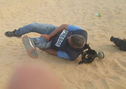 الاحتلال يستهدف الطواقم الطبية والصحفيين على حدود غزة