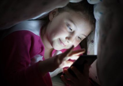 لماذا يتوجب على الأهل مصادرة هواتف أطفالهم ليلًا.. وما البديل؟