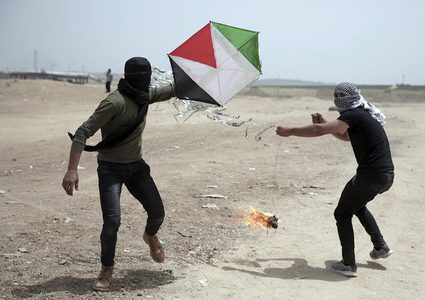 طائرات الاحتلال تستهدف مطلقي الطائرات الورقية