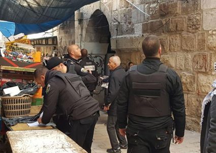 بلدية الاحتلال تصادر بسطات الباعة في القدس وتحرر مخالفات مالية