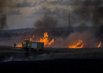 حريق هائل في مستوطنة "كرمي قطيف" في غلاف غزة واخلاء مستوطنيها بالكامل