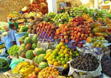 ضبط وإتلاف طن من الفواكه التالفة في جنين