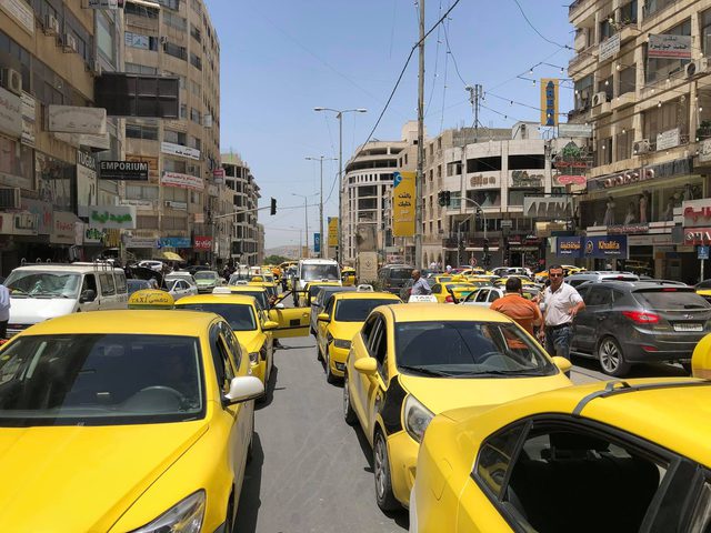 خلل في الصرف الصحي في مجمع نابلس يؤدي الى وقف حركة السرفيس (فيديو)