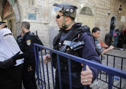 بلدية الاحتلال تصادر بسطات الباعة في القدس وتحرر مخالفات مالية