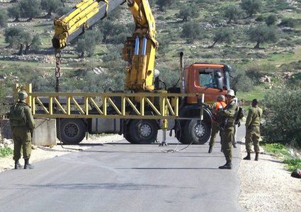 الاحتلال ينصب بوابات حديدية و"كونتنرات" جنوب بيت لحم