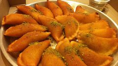 هل تساءلت يوماً لماذا سميت "القطايف" بهذا الاسم ؟!