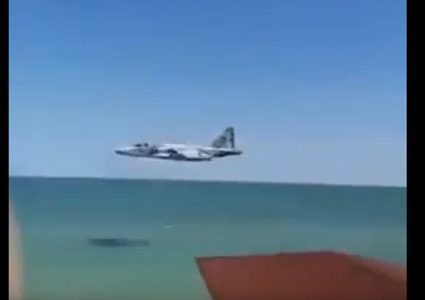 مقاتلة تحلق على ارتفاع منخفض جدا تحبس الأنفاس