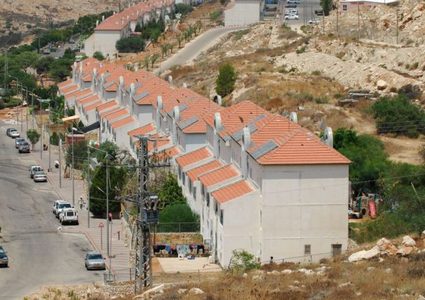 مستوطنون ينصبون بيوتًا متنقلة ببؤرة استيطانية مخلاة جنوب نابلس