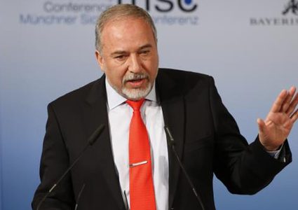 ليبرمان: التسهيلات لغزة مقابل جنودنا