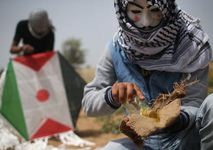 56% من الإسرائيليين يؤيدون قصف مطلقي الطائرات الورقية بغزة